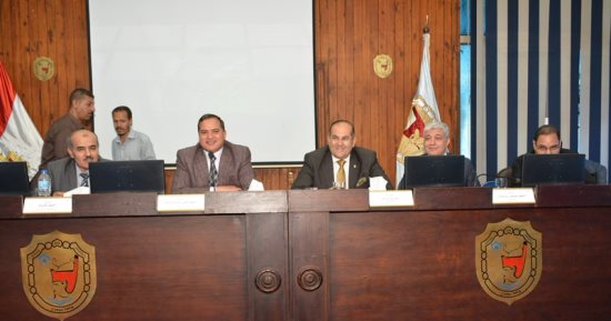 صور.. محافظ سوهاج ورئيس الجامعة يشهدان فعاليات المؤتمر العلمى السنوى لعلوم