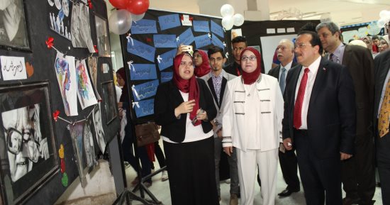 صور.. عرض أعمال "العراب" أحمد خالد توفيق بالمعرض الفنى بصيدلة طنطا