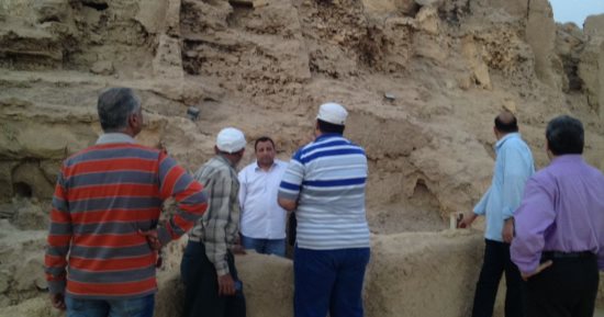 صور.. مساعد وزير الآثار يتفقد مشروع ترميم مسجد تطندى بواحة سيوة
