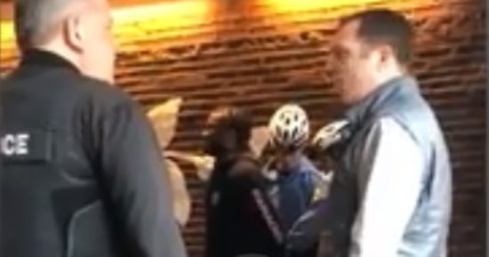 شركة "ستاربكس" تعتذر عن اعتقال عنصرى لرجلين أسودين لم يطلبا شيئا