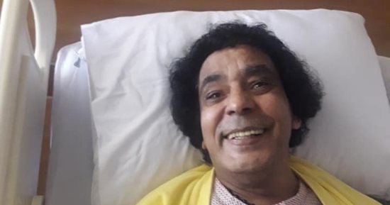 شاهد..الكينج محمد منير داخل غرفته بالمستشفى بعد جراحة ناجحة  