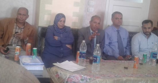 صور.. خبراء جامعة سوهاج يشاركون فى قافلة زراعية لتوعية الفلاحين بالطرق الحديثة