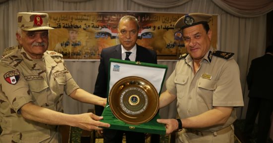محافظ قنا ومدير جمعية المحاربين القدماء يشهدان حفل تكريم أسر الشهداء والمصابين