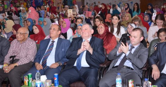صور.. رئيس جامعة أسيوط يشهد كرنفال فنى بكلية رياض الأطفال