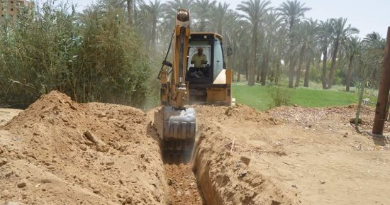 تركيب خطوط مياه شرب واستكمال الممشى السياحي بمدينة الخارجة