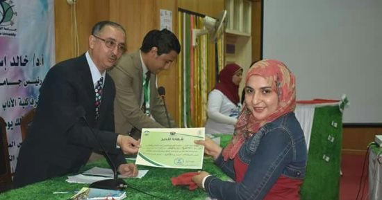 جامعة الفيوم تكرم محررة اليوم السابع 