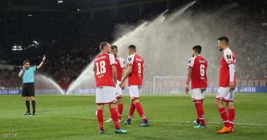 شاهد.. أغرب ركلة جزاء يحتسبها حكم الفيديو فى الدورى الالمانى