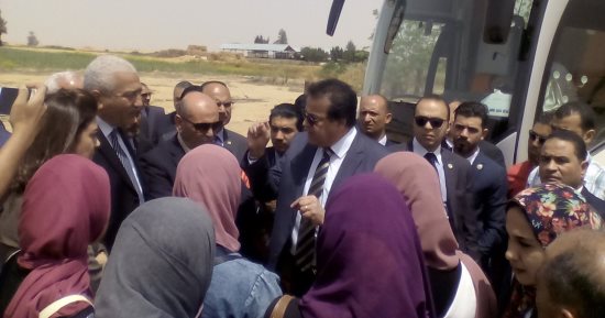 صور.. طلاب صيدلة السادات يطالبون وزير التعليم العالى بتوفير مواصلات داخلية