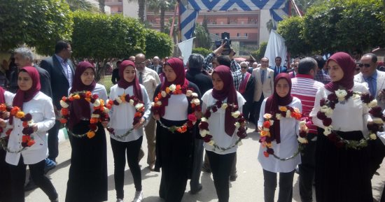 صور.. طلاب الدفعة 40 صيدلة طنطا يحتفلون بتخرجهم على أنغام المزمار البلدى
