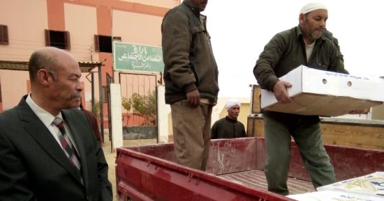 صور.. توزيع مساعدات غذائية على الفقراء من أهالى قرية النهضة بالفرافرة