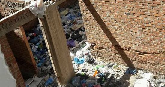 صور.. شكوى من تحول منزل مهجور لمقلب قمامة فى العصافرة بالإسكندرية