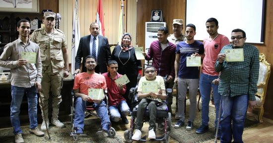 تسليم شهادات الإعفاء من التجنيد للطلاب ذوى الإعاقة بجامعة بنى سويف