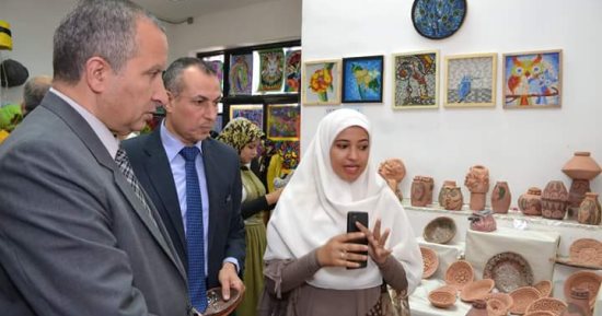 رئيس جامعة السويس يفتتح المعرض الختامى لقسم التربية الفنية