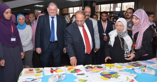 رئيس جامعة أسيوط ووفد جامعة بيتاجورسك الروسية يفتتحان معرض طلاب التربية النوعية.. صور