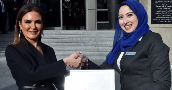 صور.. سحر نصر تكرم الموظفين المثاليين بمركز خدمات المستثمرين 