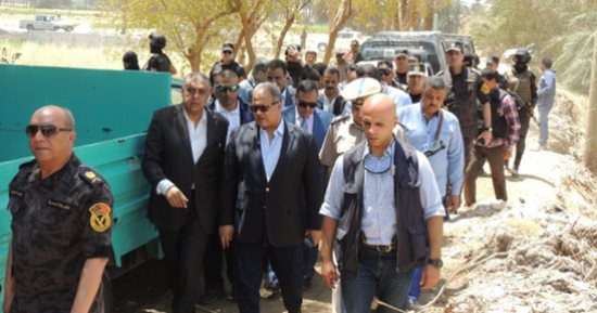 صور.. رئيس الأمن العام يقود حملات أمنية على قرى سوهاج