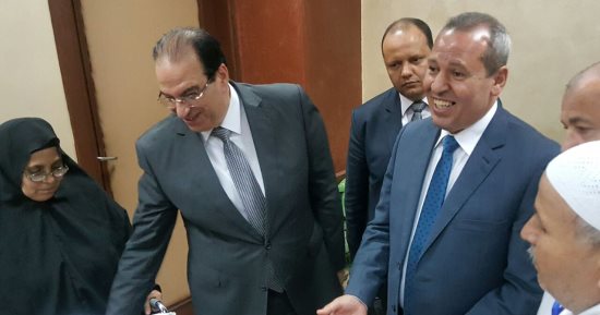 محافظ الدقهلية يزور الحاجة زينب المتبرعة بقرطها الذهبى لتحيا مصر بالمستشفى الدولى