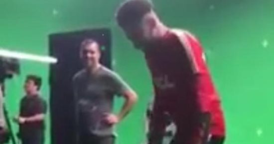 فيديو.. نيمار يقهر الإصابة ويلعب كرة القدم بالعكاز