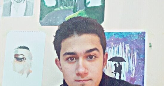 صور.. "عماد" يبدع  فى رسم اللوحات الفنية بالفحم والملح
