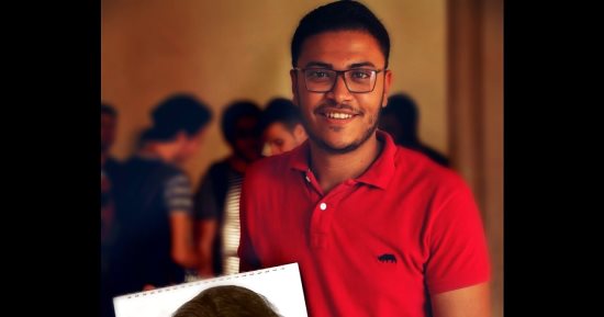 قارئ يبدع فى رسم بورتريهات بالقلمين الجاف والرصاص