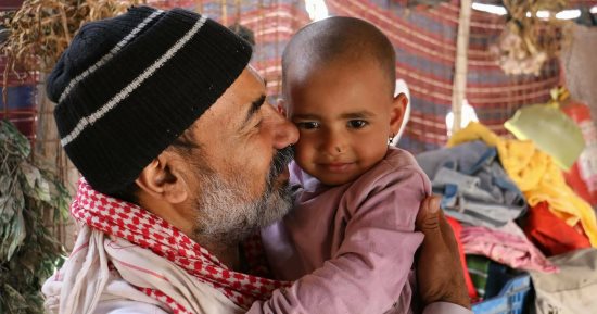 صور.. شعبان وابنه مصابان بالسرطان.. والسكن "كشك" على الرصيف بالسويس