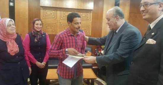 مطار القاهرة يكرم عامل حقائب عثر على مبلغ مالى وسلمه للشرطة