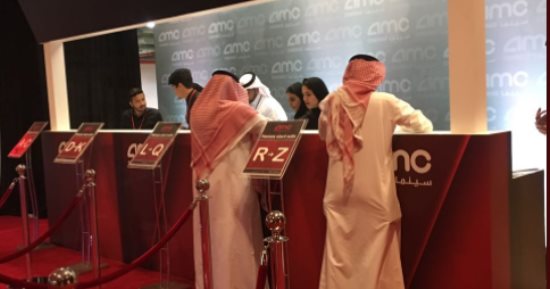 فيديو وصور.. اللحظات الأخيرة قبل افتتاح السينما الأولى فى السعودية