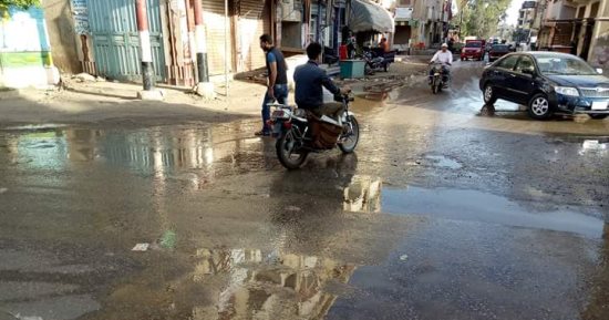 اضبط مخالفة.. انفجار ماسورة مياه فى "زور الليل" بالشرقية يثير غضب الأهالى