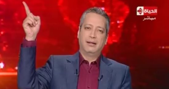 تامر أمين عن خناقة الأسوانى وقنديل: "شايف ولّيتين فى البلكونات بيشرشحوا لبعض"