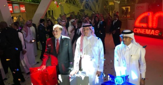 وزير الثقافة والإعلام السعودى يفتتح السينما الأولى فى المملكة