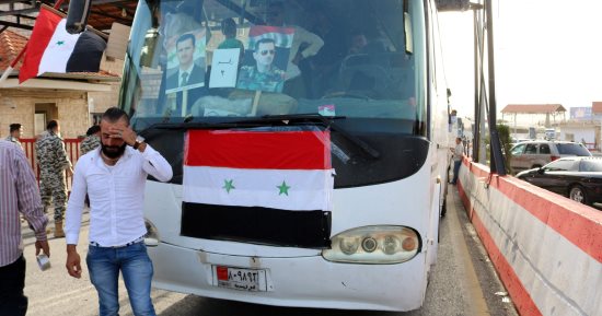صور.. حافلات تقل نازحين سوريين من شبعا اللبنانية إلى بيت جن السورية