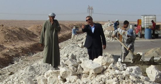 صور .. رئيس مدينة أبورديس يتفقد الطريق الدولى الجديد  