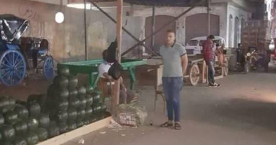 شكوى من احتلال الباعة الجائلين سور مدرسة وإشغاله بالبضائع ببنها