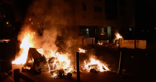 صور.. آثار اشتباكات عنيفة بين متظاهرين والشرطة الفرنسية على خلفية وفاة سجين