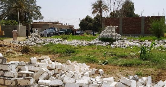 صور.. إزالة 13 حالة تعدى على الأراضى الزراعية بدار السلام فى سوهاج