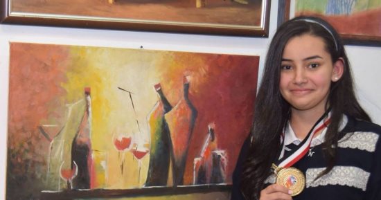 صور.. "نادين" تبدع فى رسم لوحات فن تشكيلى بألوان الزيت
