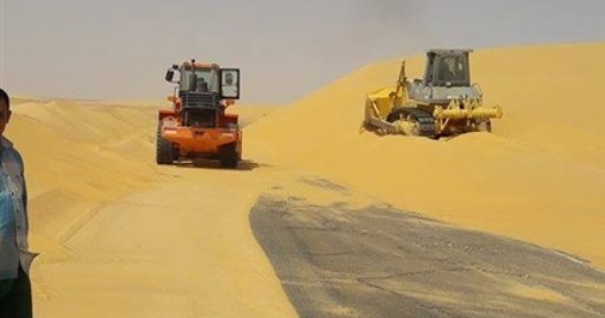  استكمال أعمال رفع الكثبان الرملية من طريق باريس بالوادى الجديد