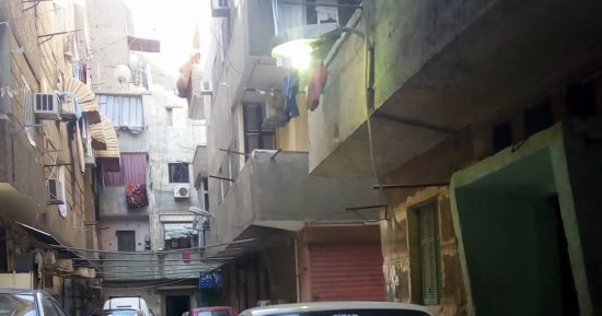 صور.. قارئ يرصد إضاءة أعمدة الكهرباء نهارا فى شارع رشدى بالزيتون