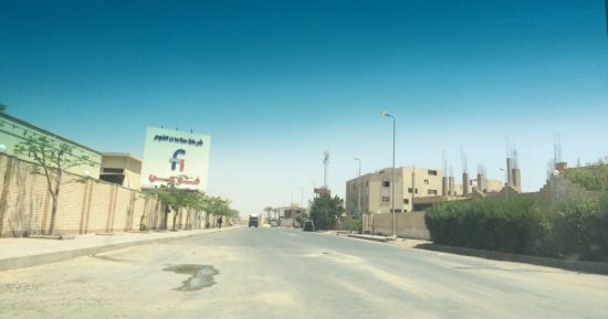 صور.. أعمدة الكهرباء بمدينة بدر مضاءة ليلا ونهارا منذ شهر