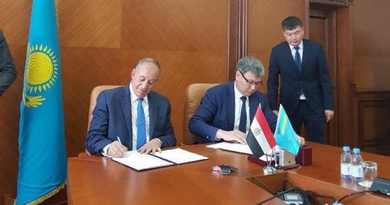 محافظ البحر الأحمر يوقع اتفاقية تآخى مع إقليم جنوب كازاخستان لتنشيط السياحة