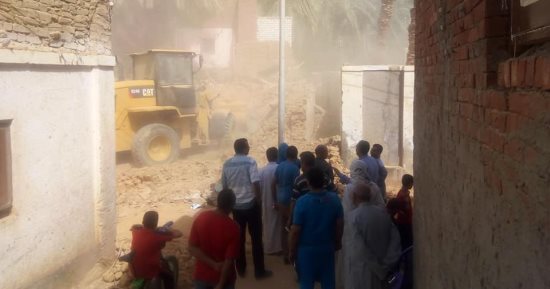 صور.. حملة مكبرة لإزالة المنازل الآيلة للسقوط بمدينة الخارجة