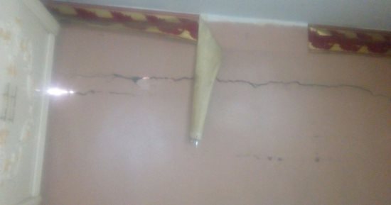 صور.. تصدعات بعقار فى إمبابة يهدد حياة السكان..والحى: سنرسل لجنة معاينة