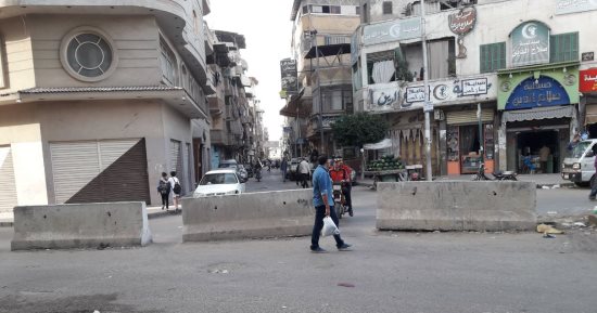 قارئ يشكو من حواجز خرسانية تقطع الطريق إلى المقابر بدمياط