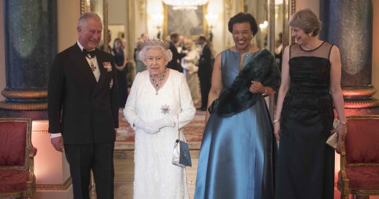 صور.. ملكة بريطانيا تقيم حفل عشاء ضخم فى قصر باكنجهام لرؤساء دول الكومنولث