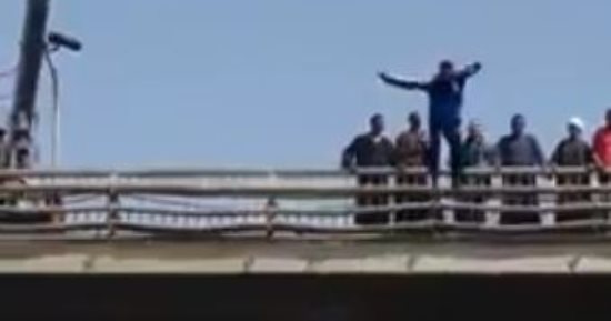 فيديو.. محمد رمضان يقفز فى النيل من أعلى كوبرى دندرة