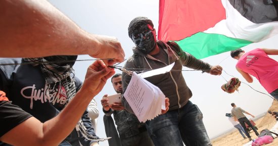 إسرائيل تبدى استعدادها لتبادل الأسرى مع حماس.. والحركة تشكك