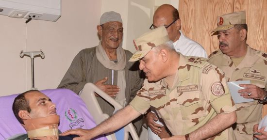 صور.. وزير الدفاع يزور مصابى العمليات الإرهابية من أبطال القوات المسلحة