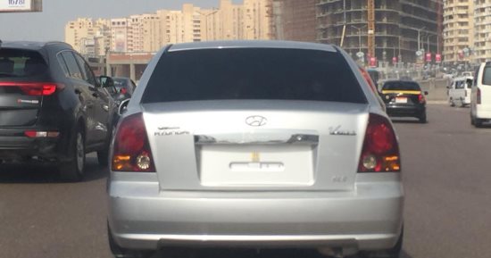 قارئ يرصد سير سيارة بدون لوحات معدنية على طريق كورنيش الإسكندرية