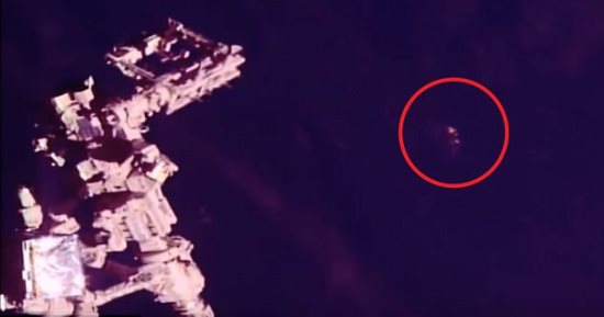 ديلى ميل: أضواء تظهر بالفضاء ويفسرها البعض بأنها كائنات فضائية تراقبنا 