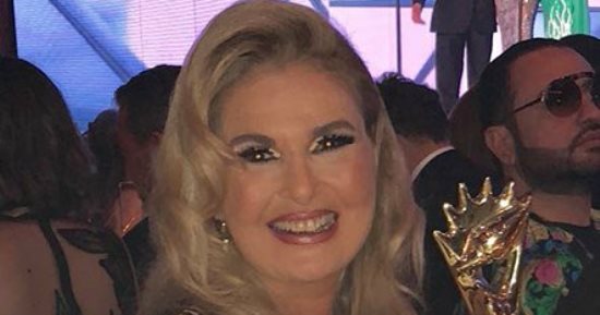 يسرا تعود من بيروت بعد تسلمها جائزة الميوركس دور على "3 دقات"